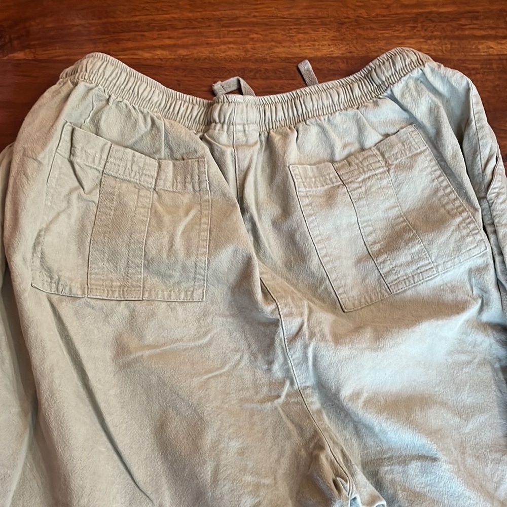 (THIS ITEM WILL BE DONATED AT END OF DEC)
Green Rebecca Malone Capris - Picture 2 of 7